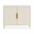 Armoire en bois beige avec poignées dorées