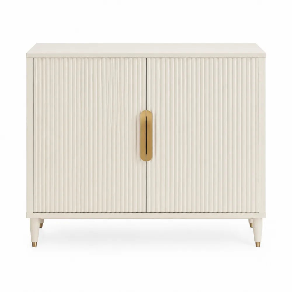 Armoire en bois beige avec poignées dorées