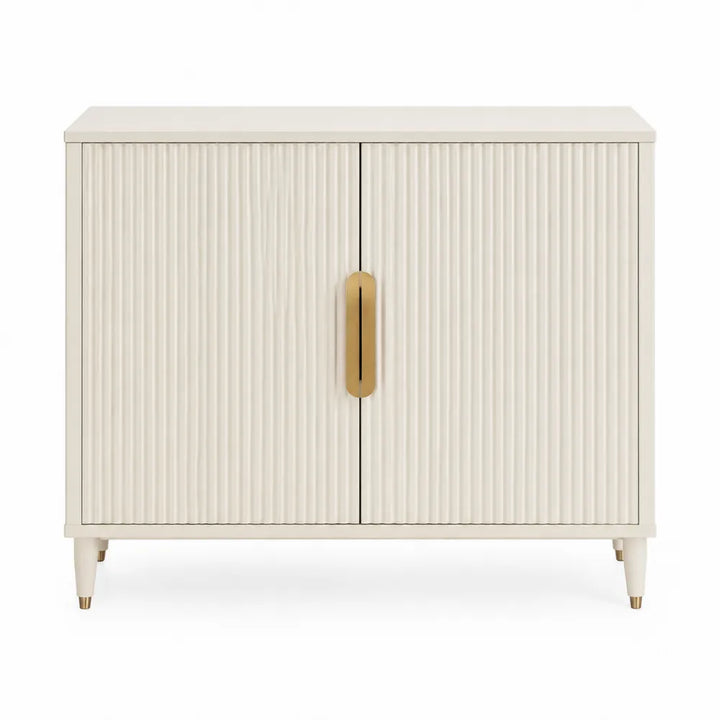 Armoire en bois beige avec poignées dorées