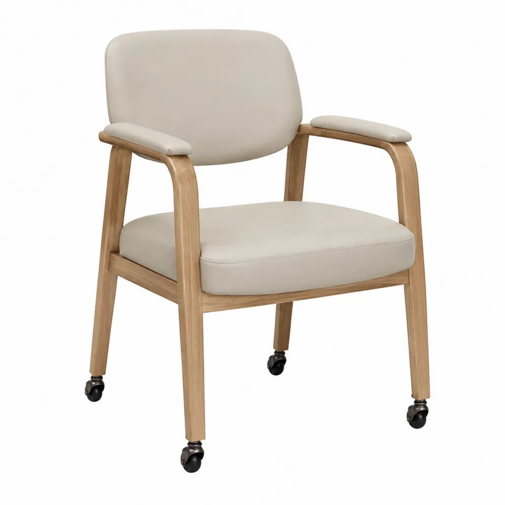Chaise en bois et cuir synthétique avec roulettes beige